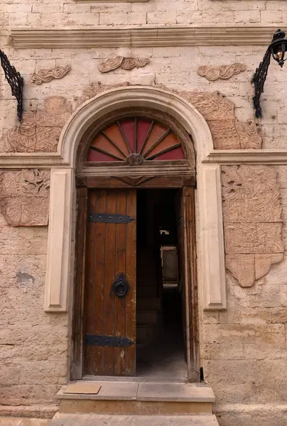 Bakü. Azerbaycan. 05.15.2022. Bakü 'deki eski bir evde ahşap bir kapı..