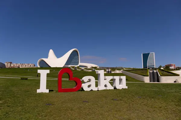 Bakü. Azerbaycan. 05.11.2022. Seni seviyorum yazısını Heydar Aliyev Kültür Merkezi yakınlarında Bakü.
