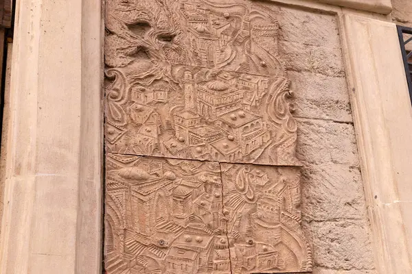 Bakü. Azerbaycan. 05.15.2022. Eski şehrin, kilden bir tablodaki orijinal hali..