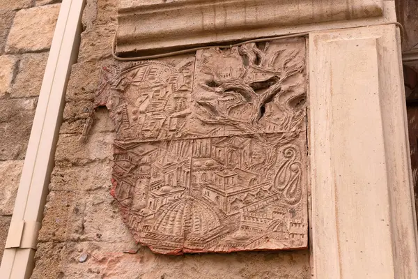 Bakü. Azerbaycan. 05.15.2022. Eski şehrin, kilden bir tablodaki orijinal hali..