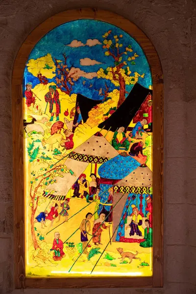 Bakü. Azerbaycan. 05.15.2022. Eski çağlardaki insanların yaşamlarını gösteren lekeli cam resimler..