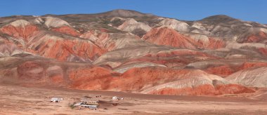 Khizi bölgesi. Azerbaycan. 04.17.2022. Kırmızı renkli güzel dağlar.. 