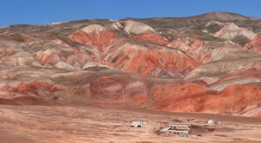 Khizi bölgesi. Azerbaycan. 04.17.2022. Kırmızı renkli güzel dağlar.. 