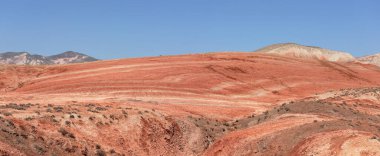 Azerbaycan 'ın güzel kızıl dağları. Khizi bölgesi.
