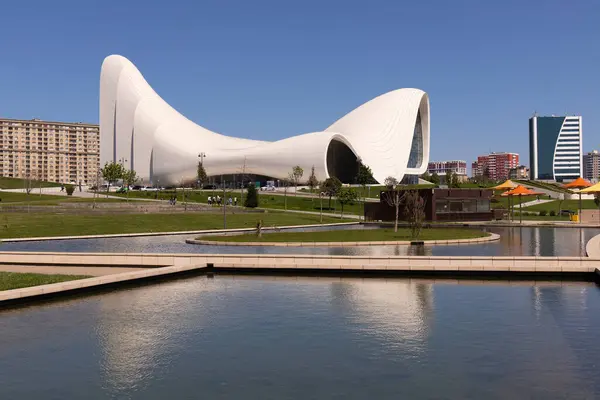 Bakü. Azerbaycan. 05.11.2022. Heydar Aliyev Kültür Merkezi 'nin güzel, büyük parkı..