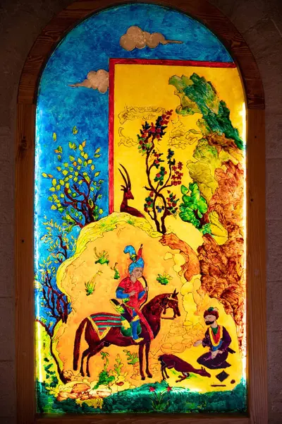 Bakü. Azerbaycan. 05.15.2022. Eski çağlardaki insanların yaşamlarını gösteren lekeli cam resimler..