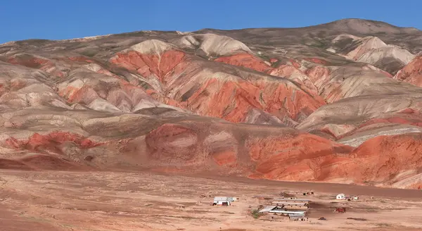 Khizi bölgesi. Azerbaycan. 04.17.2022. Kırmızı renkli güzel dağlar.. 