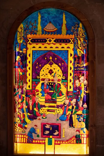 Bakü. Azerbaycan. 05.15.2022. Eski çağlardaki insanların yaşamlarını gösteren lekeli cam resimler..