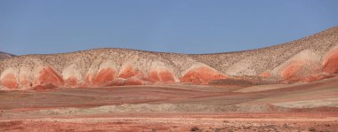 Azerbaycan 'ın güzel kızıl dağları. Khizi bölgesi. Azerbaycan.