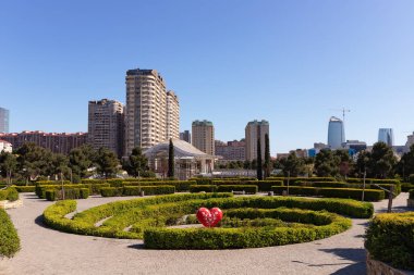Bakü. Azerbaycan. 05.11.2022. Şehir merkezinde büyük bir aşk parkı..