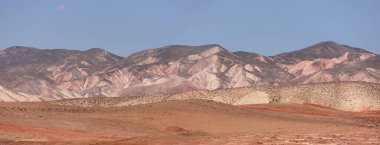 Azerbaycan 'ın güzel kızıl dağları. Khizi bölgesi.