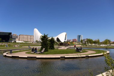 Bakü. Azerbaycan. 05.11.2022. Heydar Aliyev Kültür Merkezi 'nin güzel, büyük parkı..
