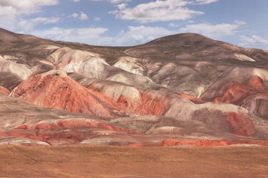 Kırmızılı güzel dağlar. Khizi bölgesi. Azerbaycan.