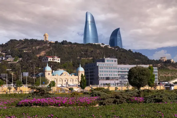 Bakü. Azerbaycan. 05.08.2022. Yeni şehir bulvarında güzel kırmızı çiçekler.