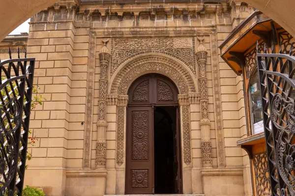 Bakü. Azerbaycan. 05.15.2022. Eski bir caminin girişindeki taşın üzerindeki güzel resim..