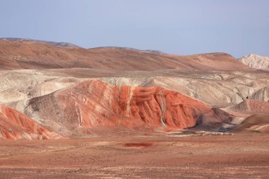 Azerbaycan 'ın güzel kızıl dağları. Khizi bölgesi. Azerbaycan.