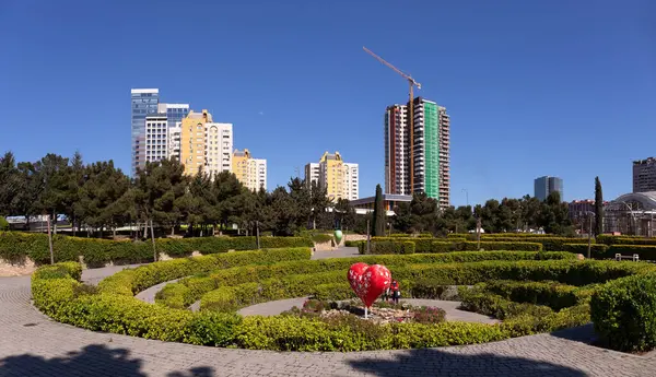 Bakü. Azerbaycan. 05.11.2022. Şehir merkezinde büyük bir aşk parkı..
