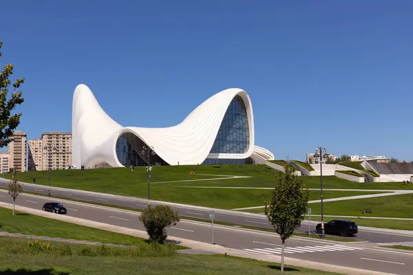 Bakü. Azerbaycan. 05.11.2022. Heydar Aliyev 'in güzel kültür merkezi.