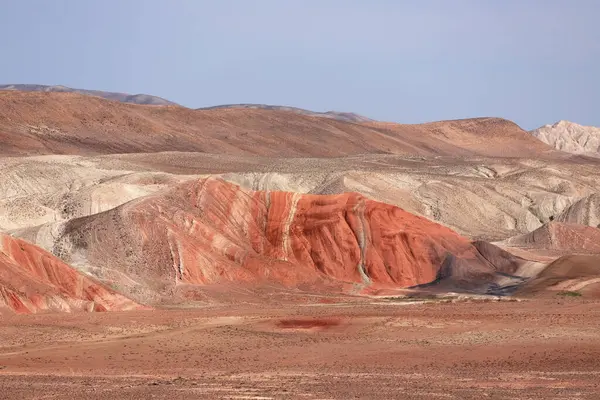 Azerbaycan 'ın güzel kızıl dağları. Khizi bölgesi. Azerbaycan.