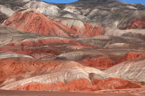 Azerbaycan 'ın güzel kızıl dağları. Khizi bölgesi. Azerbaycan.