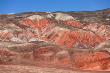 Azerbaycan 'ın güzel kızıl dağları. Khizi bölgesi.