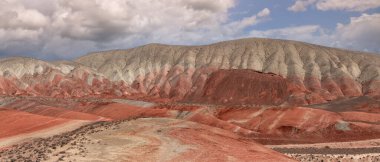 Azerbaycan 'ın güzel kızıl dağları. Khizi bölgesi.