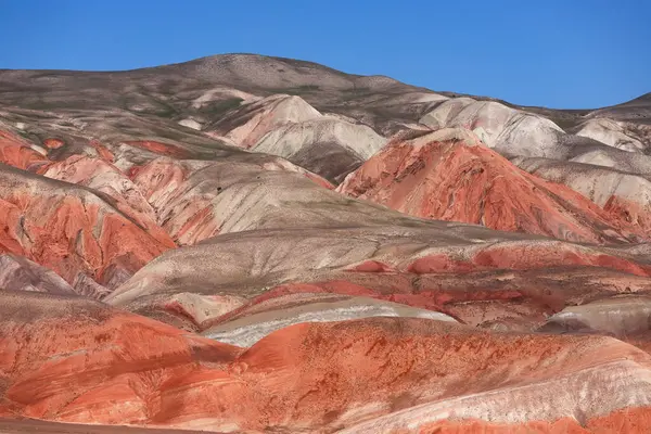 Azerbaycan 'ın güzel kızıl dağları. Khizi bölgesi.