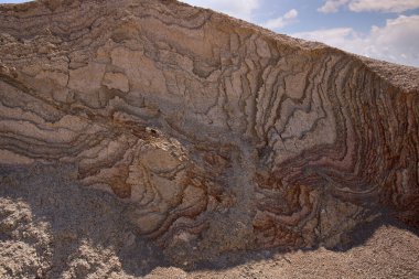 Kırmızılı güzel dağlar. Khizi bölgesi. Azerbaycan.