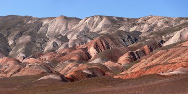 Khizi 'de farklı renkte güzel dağlar var. Khizi bölgesi. Azerbaycan.