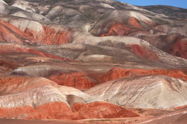 Khizi 'de farklı renkte güzel dağlar var. Khizi bölgesi. Azerbaycan.