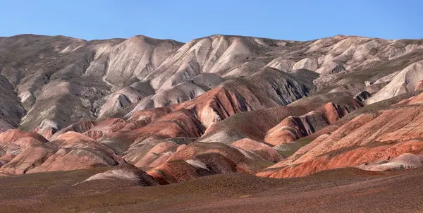 Khizi 'de farklı renkte güzel dağlar var. Khizi bölgesi. Azerbaycan.