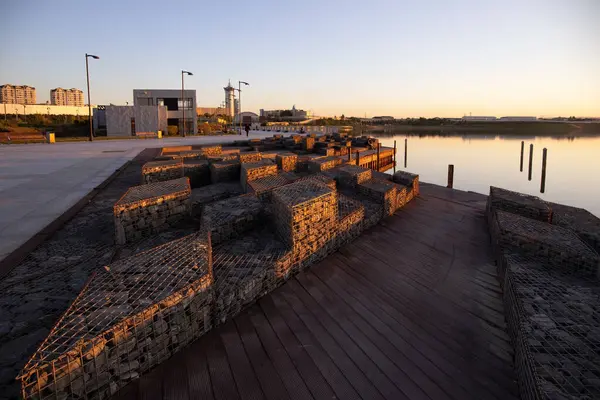 Bakü. Azerbaycan. 05.25.2022. Göl kıyısındaki güzel park. Boyuk Sahil Parkı.