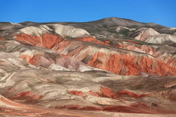 Khizi 'de farklı renkte güzel dağlar var. Khizi bölgesi. Azerbaycan.