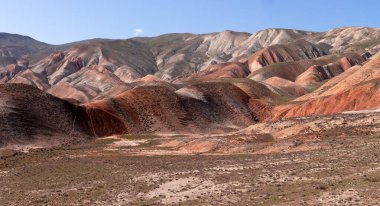 Khizi 'de farklı renkte güzel dağlar var. Khizi bölgesi. Azerbaycan.