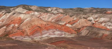 Kırmızılı güzel dağlar. Khizi bölgesi. Azerbaycan.