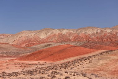 Kırmızılı güzel dağlar. Khizi bölgesi. Azerbaycan.