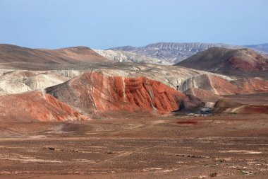 Kırmızılı güzel dağlar. Khizi bölgesi. Azerbaycan.