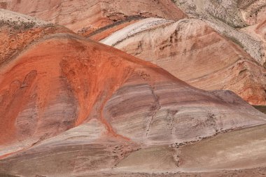 Kırmızılı güzel dağlar. Khizi bölgesi. Azerbaycan.