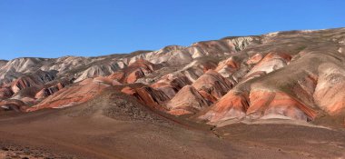 Kırmızılı güzel dağlar. Khizi bölgesi. Azerbaycan.