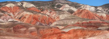 Kırmızılı güzel dağlar. Khizi bölgesi. Azerbaycan.