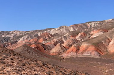 Kırmızılı güzel dağlar. Khizi bölgesi. Azerbaycan.