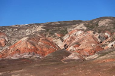 Kırmızılı güzel dağlar. Khizi bölgesi. Azerbaycan.