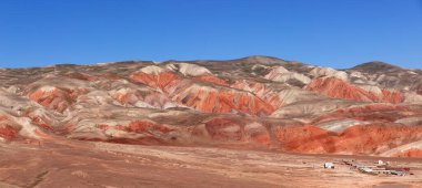 Khizi bölgesi. Azerbaycan. 04.17.2022. Kırmızı renkli güzel dağlar.. 