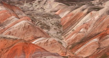 Kırmızılı güzel dağlar. Khizi bölgesi. Azerbaycan.