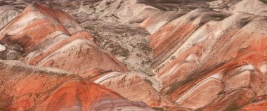 Kırmızılı güzel dağlar. Khizi bölgesi. Azerbaycan.