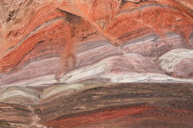 Kırmızılı güzel dağlar. Khizi bölgesi. Azerbaycan.