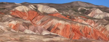 Kırmızılı güzel dağlar. Khizi bölgesi. Azerbaycan.