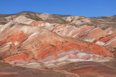 Kırmızılı güzel dağlar. Khizi bölgesi. Azerbaycan.
