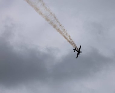 Uçak dumanla uçuyor