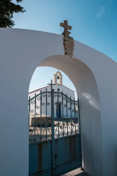 Металеві Ворота Рамках Білої Арки Маленька Церква Сотіроса Поблизу Лутро — стокове фото